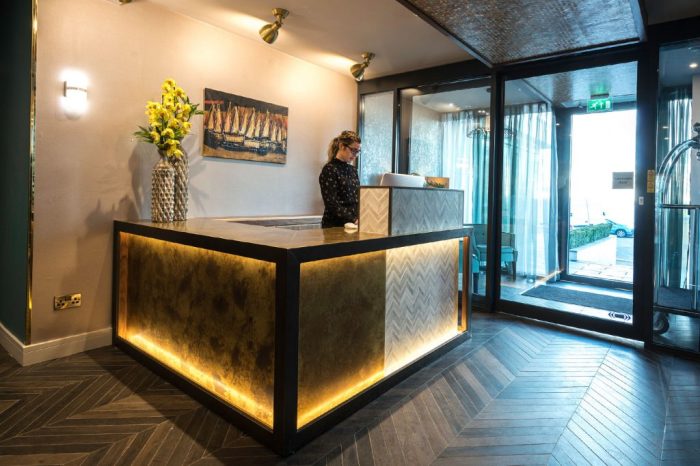 Reception hotel desk front opera cadet paris file commons wikimedia